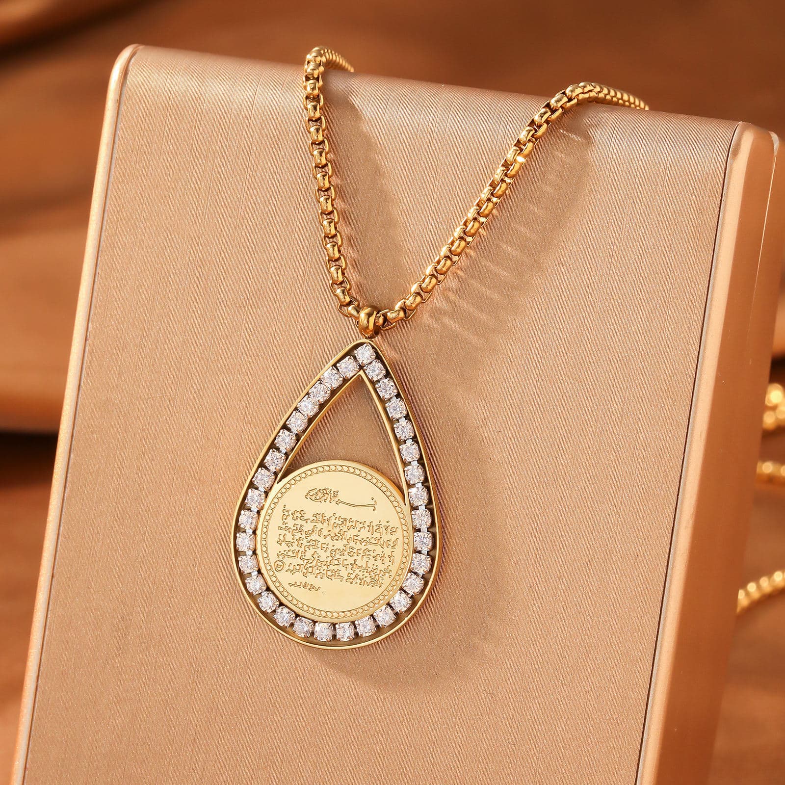 CIGAONI teardrop pendant necklace with gold center stone and diamond-encrusted border, elegant luxury jewelry