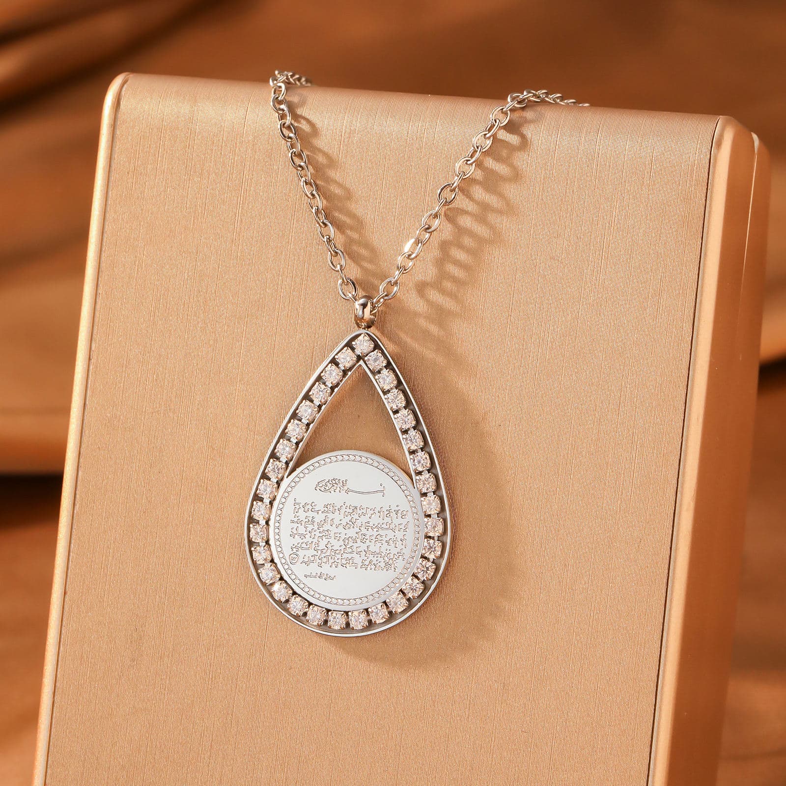 CIGAONI teardrop pendant necklace side profile showing layered stone setting and fine gold chain detail