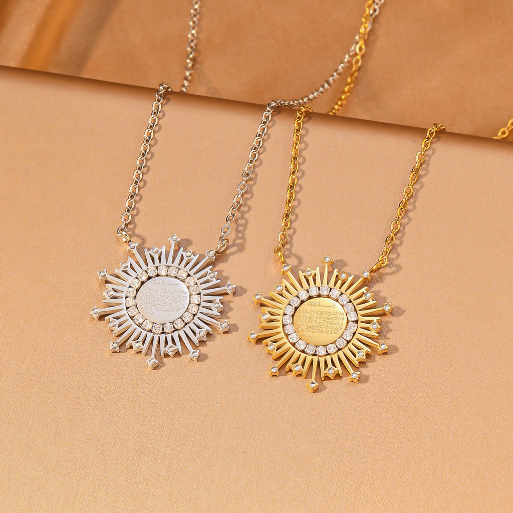 CIGAONI Ayatul Kursi sunburst necklace in gold and silver showing Arabic calligraphy engraving detail