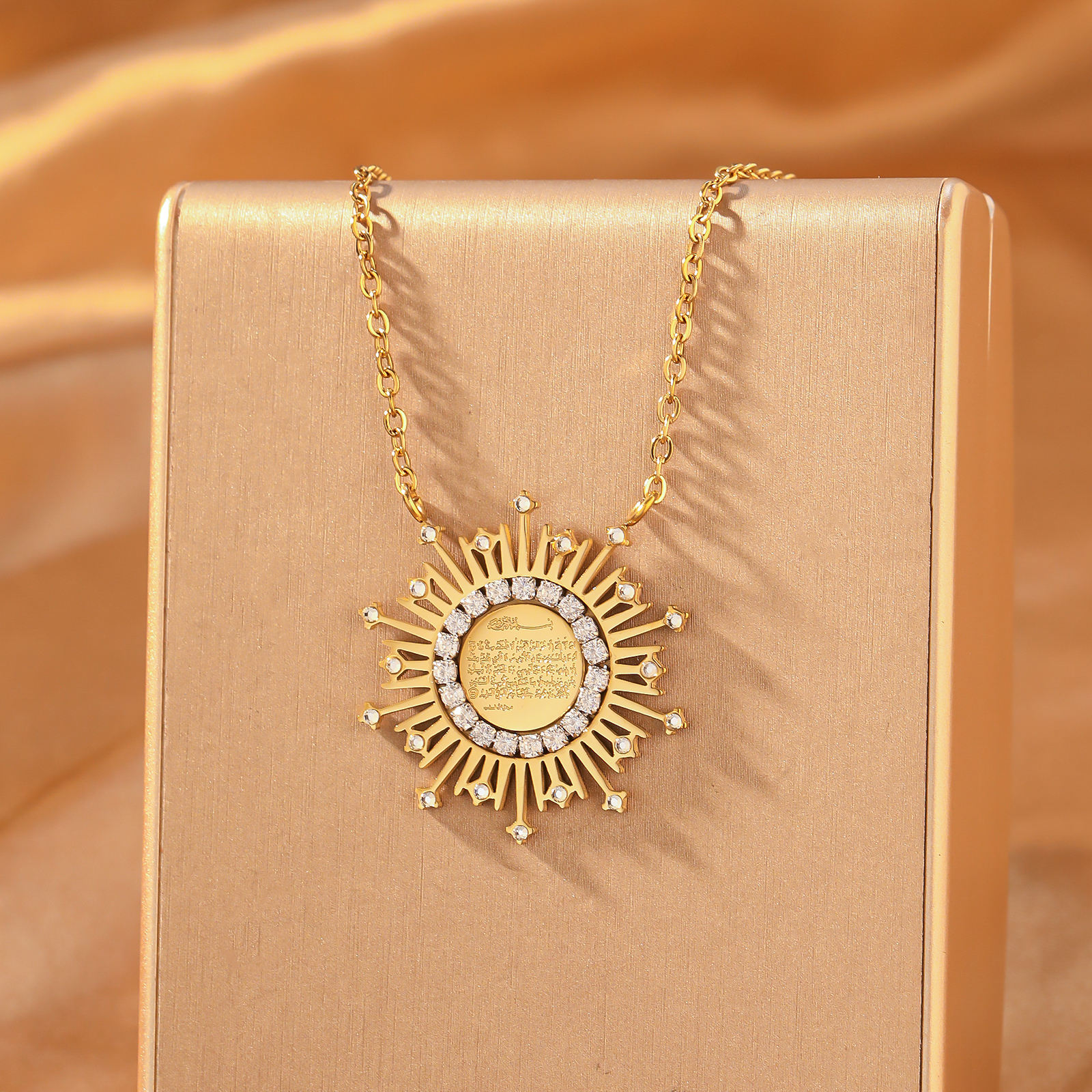 CIGAONI 18K gold Ayatul Kursi sunburst pendant with zircon halo on jewelry display stand
