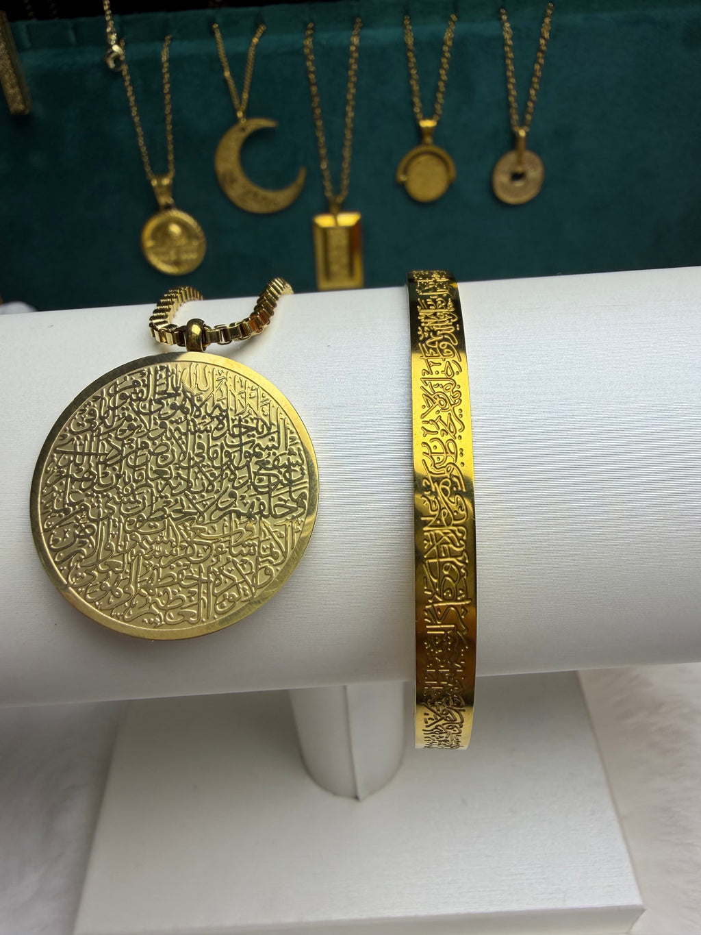CIGAONI Ayatul Kursi large medallion necklace and gold cuff bangle displayed on white jewelry stand – Islamic calligraphy jewelry set 18K gold plated

