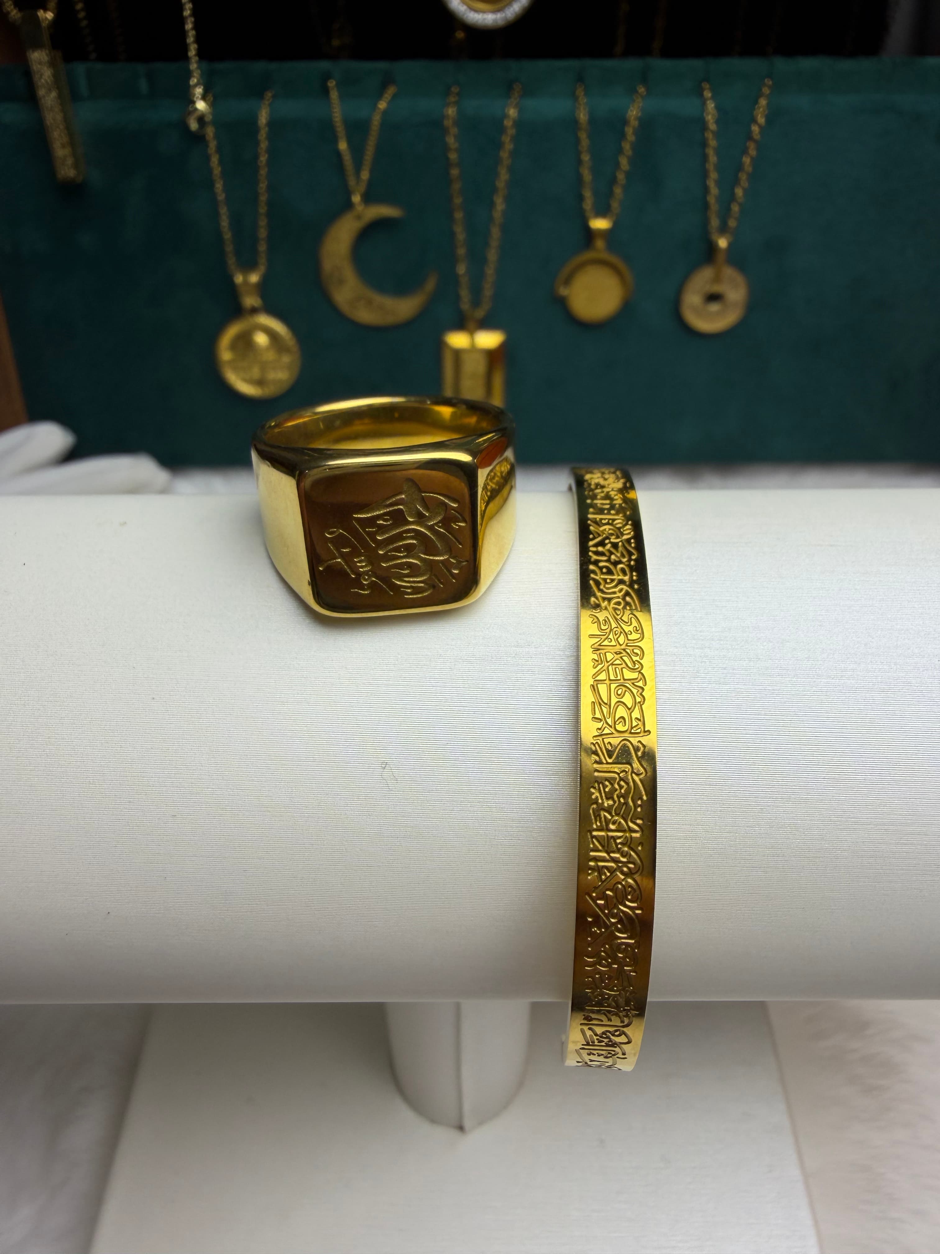 CIGAONI gold Allah signet ring and Ayatul Kursi cuff bangle set displayed on white jewelry stand – 18K gold plated 316L stainless steel Islamic jewelry
