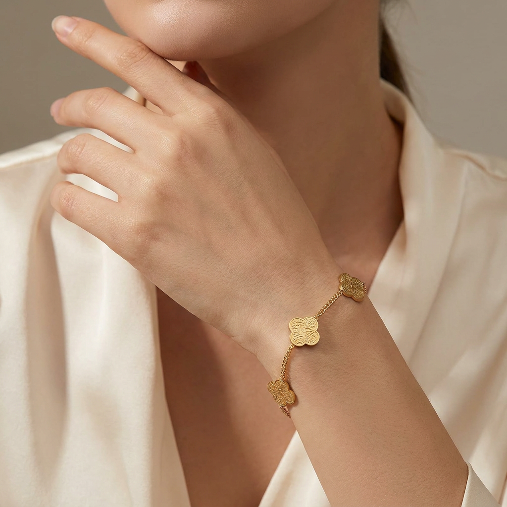 Arabic Calligraphy Four-Leaf Clover Charm Bracelet - 18K Gold Plated