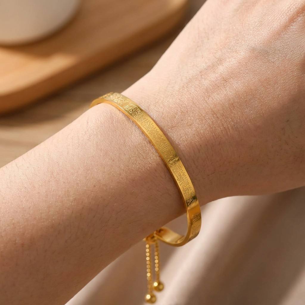 Woman wearing CIGAONI Ayatul Kursi 18K gold adjustable bangle with pull-string chain – Islamic spiritual bracelet on wrist
