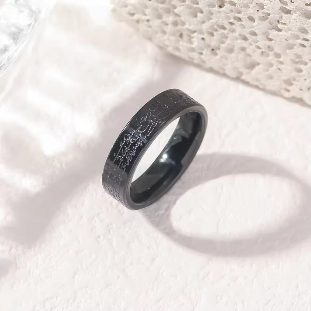  CIGAONI Eternal Verse matte black Arabic calligraphy band ring – close-up showing 360-degree sacred text engraving on neutral background

