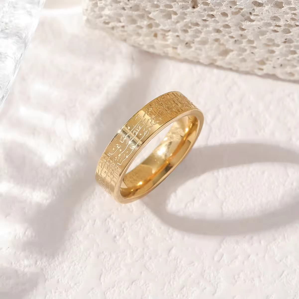  CIGAONI Eternal Verse 18K gold Arabic calligraphy band ring – close-up showing full circumference sacred text engraving on neutral background

