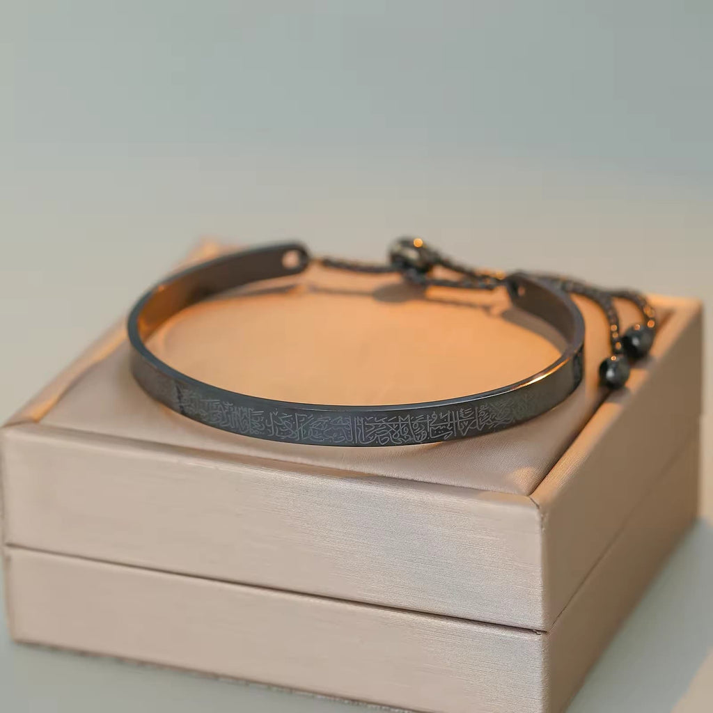 CIGAONI Ayatul Kursi black adjustable bangle with engraved Arabic script – dark gunmetal pull-string Islamic bracelet on gift box
