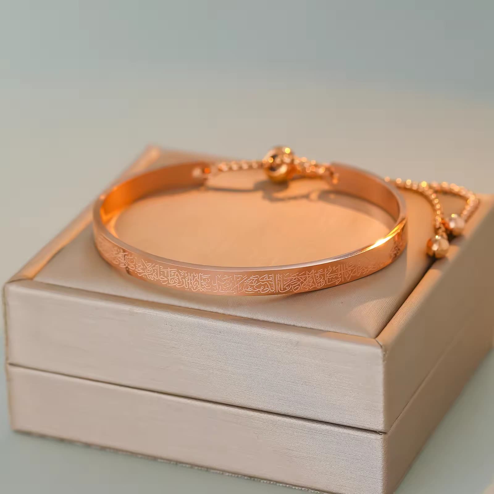 CIGAONI Ayatul Kursi rose gold adjustable bangle with Arabic calligraphy engraving – pull-string bracelet displayed on luxury gift box