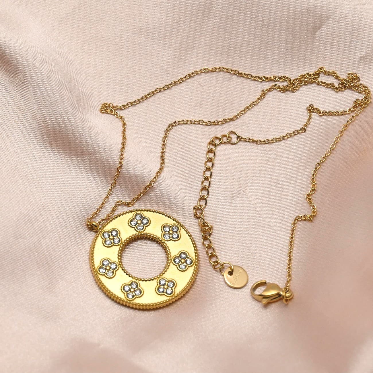 Four-leaf clover circular pendant necklace lifestyle shot - CIGAONI