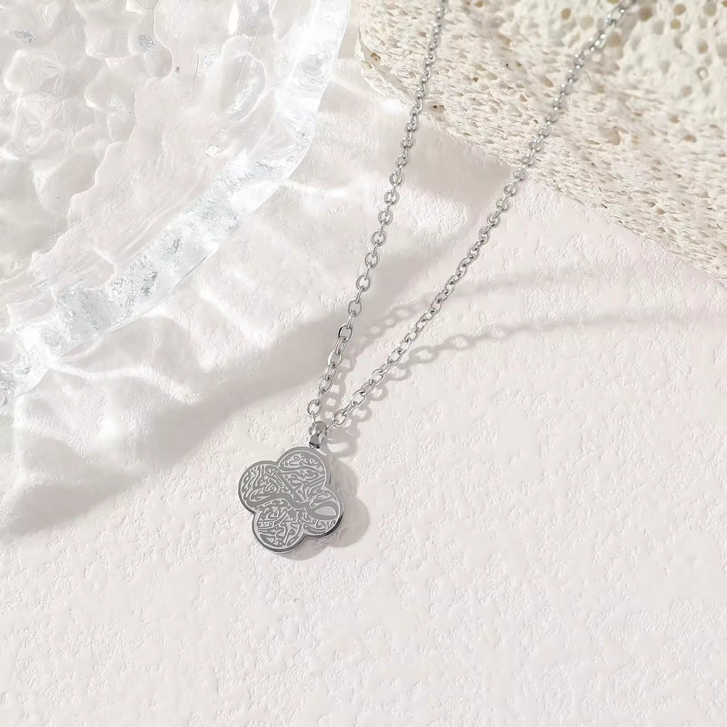 CIGAONI gold clover necklace close-up detail shot