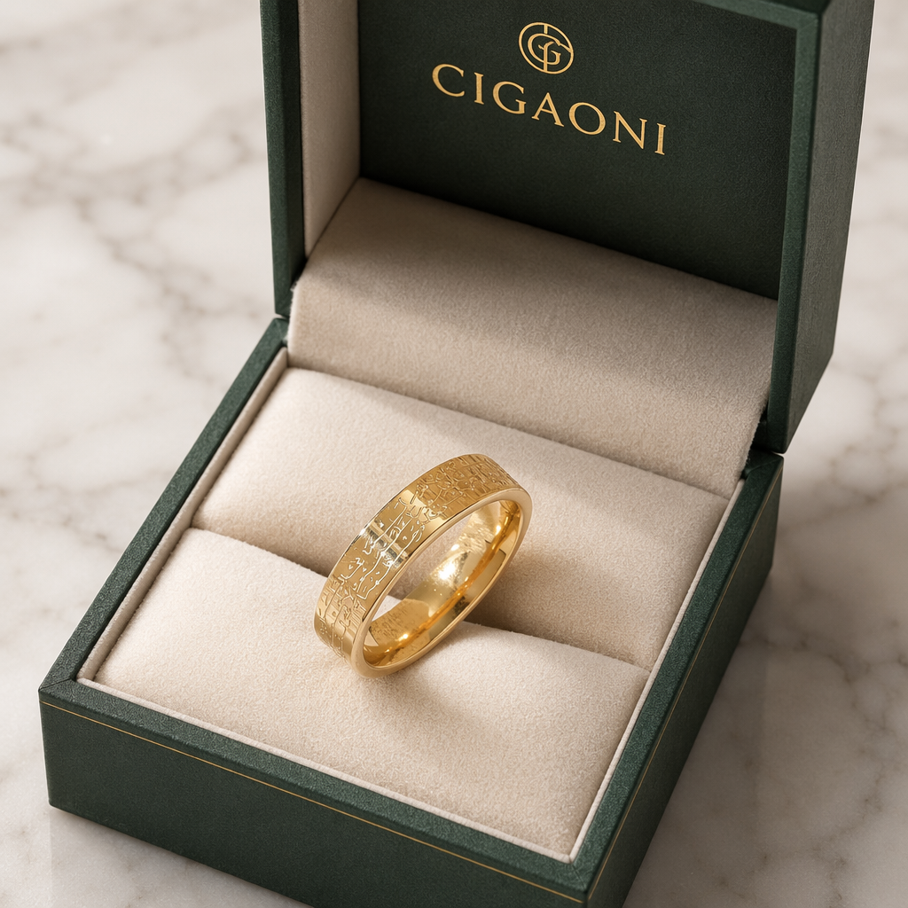 CIGAONI Eternal Verse 18K gold Arabic calligraphy ring displayed in signature emerald green luxury gift box – perfect for wedding or faith gifting

