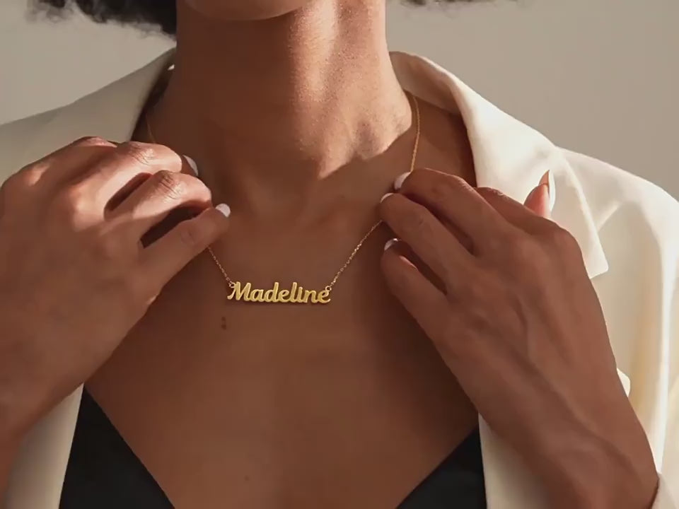 Model wearing customized gold name necklace - High-end handcrafted jewelry video by Cigaoni